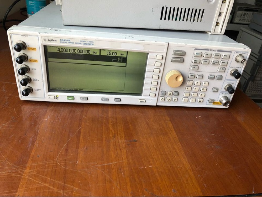 E4437B.jpg