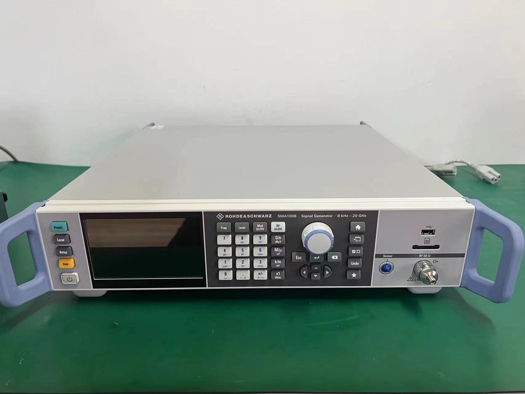 SMA100B-1.jpg